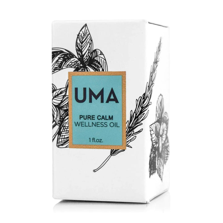 Pure Calm Wellness Oil Verpackung steht vor weißem Hintergrund.