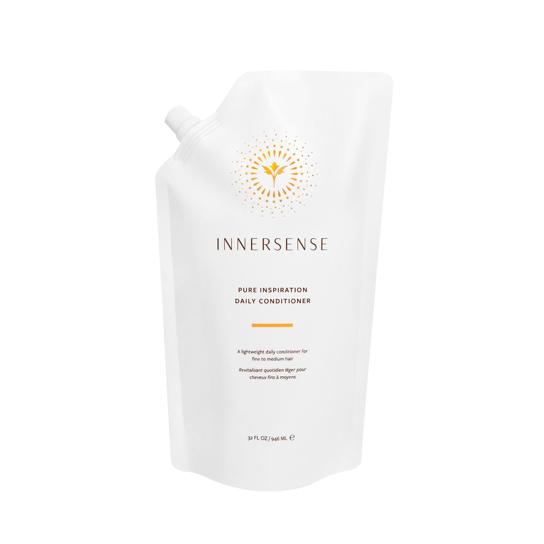 Ein Refillpack Innersense Pure Inspiration Daily Conditioner steht vor weißem Hintergrund. North Glow