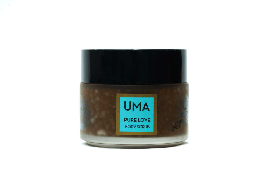 UMA Pure Love Body Scrub Schraubglas mit schwarzem Deckel vor weißem Hintergrund. North Glow