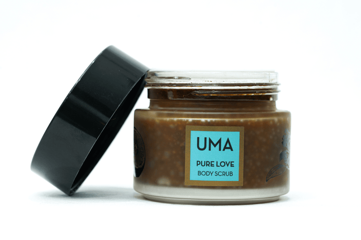 Offenes Schraubglas mit angelehntem Deckel des UMA Pure Love Body Scrubs vor weißem Hintergrund.
