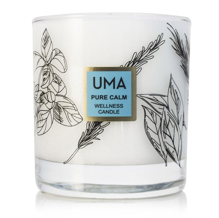 UMA Pure Calm Wellness Candle steht vor weißem Hintergrund.