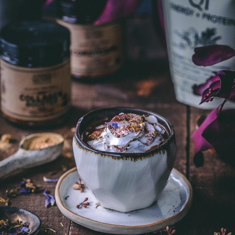 Wärmendes Getränk mit Qi + Stamina in einer Keramiktasse – nährstoffreiche Pflanzenkraft für Energie und Balance.