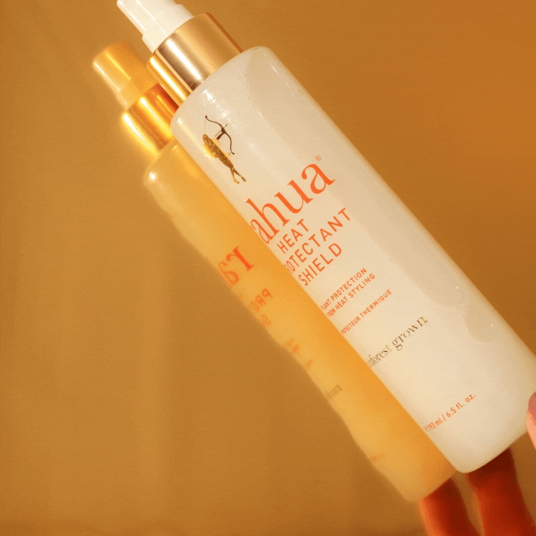 Rahua Heat Protection Shield Flasche vor einem warmen, sich spiegelnden Hintergrund. North Glow