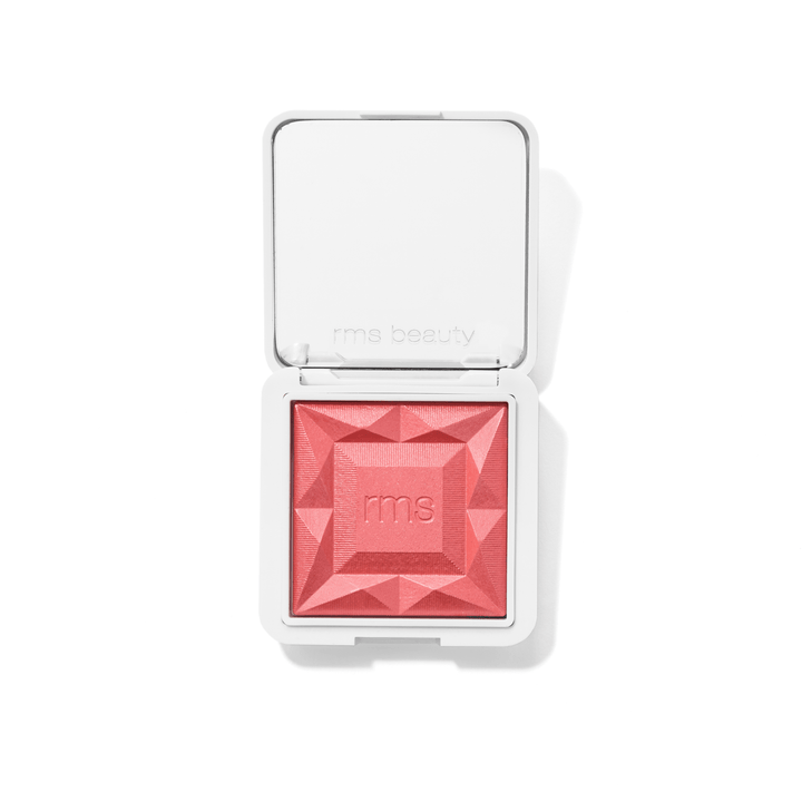 Offene RMS Blush Pomgranate Fizz Puderdose vor  weißem Hintergrund.