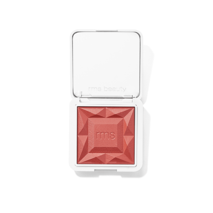 Offene RMS Blush Sangria Puderdose vor weißem Hintergrund. 