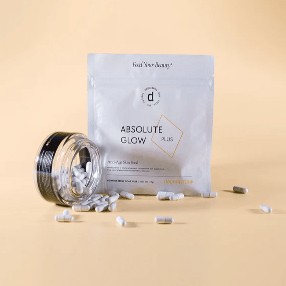 Depuravita Absolute Glow Plus Refill Sachet und Tiegel mit Kapseln vor gelblcihen Hintergrund
