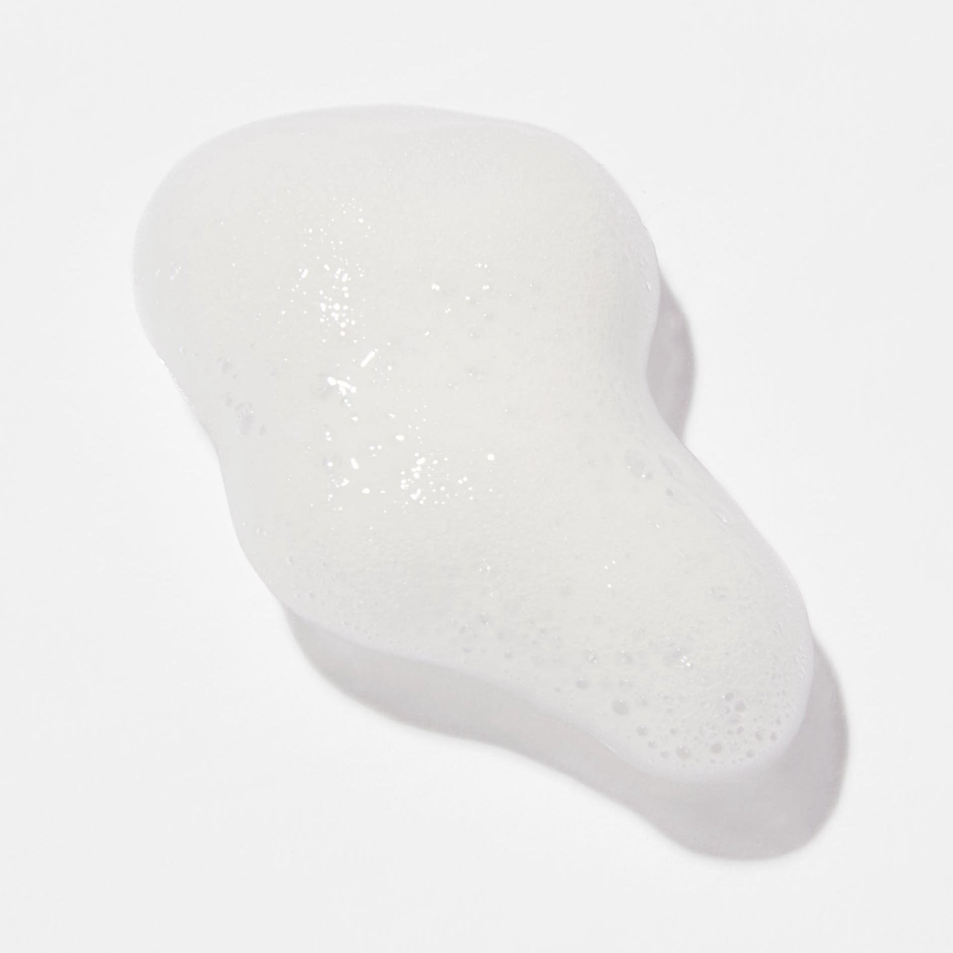 Weißer Schaum auf weißem Untergrund, Texturbeispiel für Innersense Refre Trockenshampoo.sh