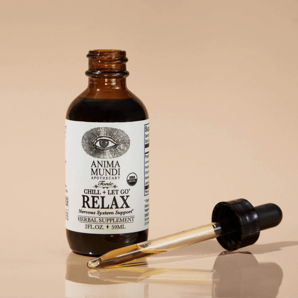 Anima Mundi Relax Flasche mit daneben liegender Pipette vor hellem Hintergrund.