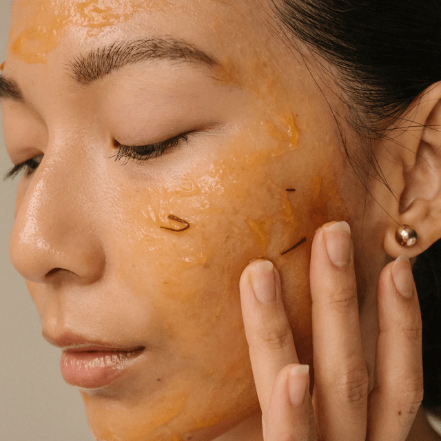 Weibliches Model hat Ranavat FlawlessVeil Safron Maske auf dem Gesicht