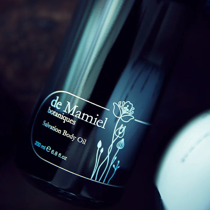 Ausschnitt vom Schwarzem De Mamiel Salvation Body Oil Flakon