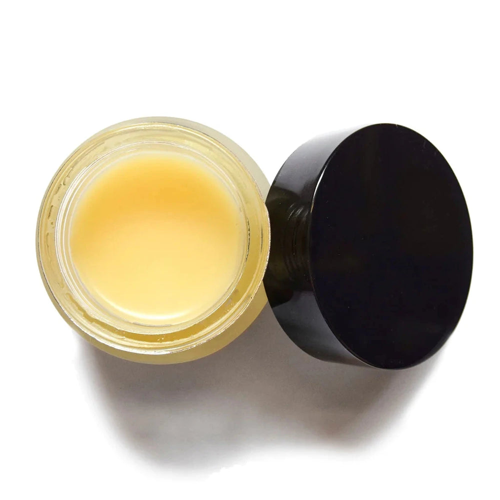 Offenes UMA Santal Body Balm Schraubglas aus der Vogelperspektive.