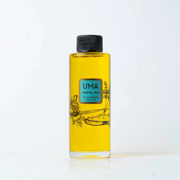 UMA Santal Silk Body Oil Flasche steht vor weißem Hintergrund.