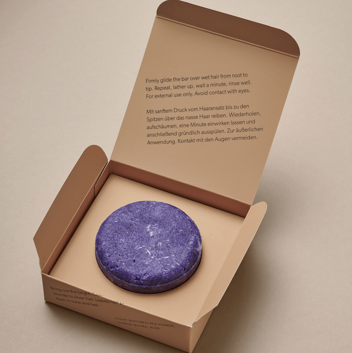 Abhati Suisse Sattal fester Conditioner liegt in der offenen Verpackung.