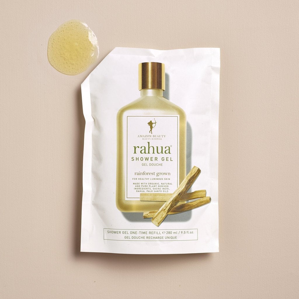 Rahua Shower Gel Nachfüllbeutel mit einer abgeschnittenen Ecker und Texturbeispiel.
