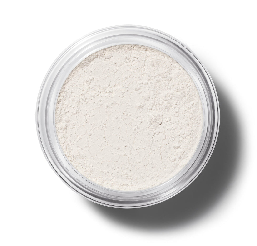 Offener Tiegel Manasi 7 Silk Finish Powder Translucent aus der Vogelperspektive vor weißem Hintergrund. North Glow