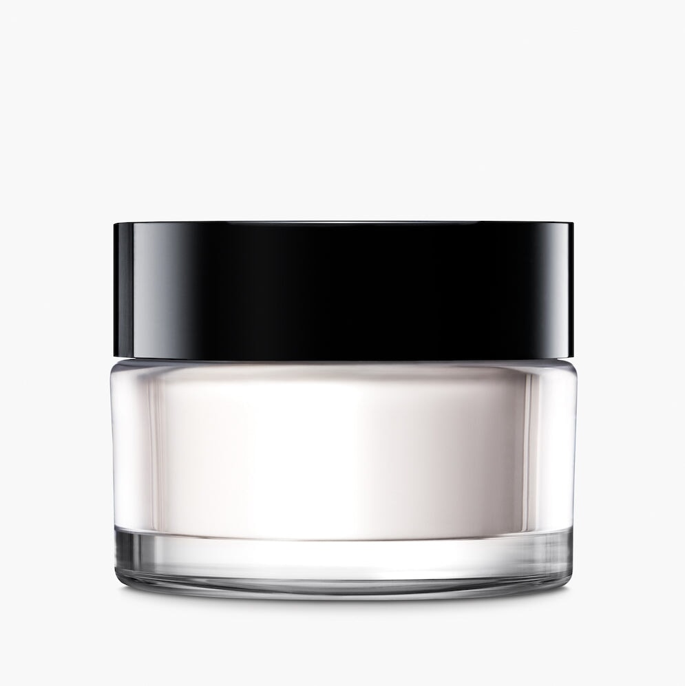 Duchsichtiger Tiegel mit schwarzem Deckel Manasi 7 Silk Finish Powder Translucent steht vor weißem Hintergrund.