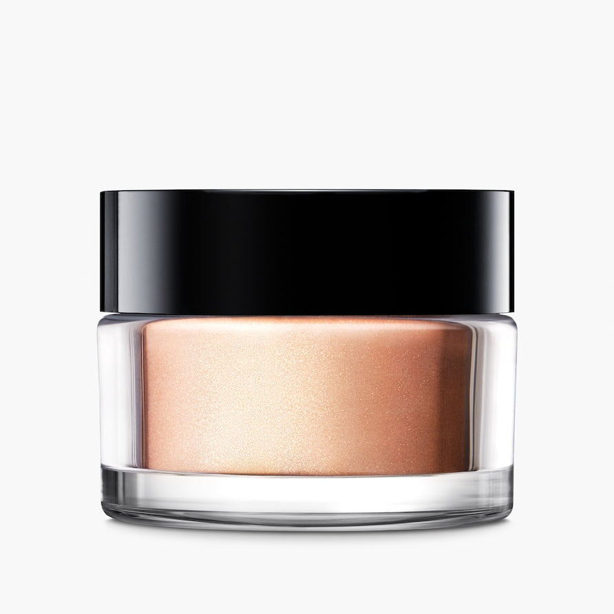 Duchsichtiger Tiegel mit schwarzem Deckel Manasi 7 Silk Glow Powder Perihelion steht vor weißem Hintergrund.