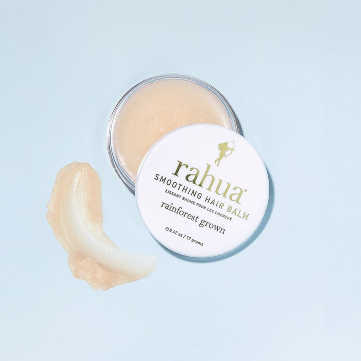 Offenes Rahua Smoothing Hair Balm Schraubglas geöffnet aus der Vogelperspektive mit Texturbeispiel.