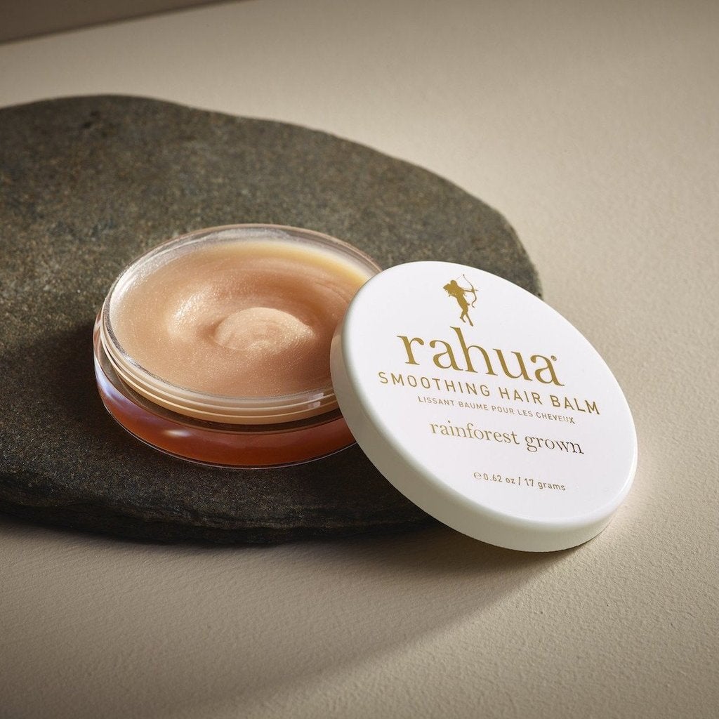 Rahua Smoothing Hair Balm Schraubglas, Deckel liegt daneben auf einer Steinplatte.