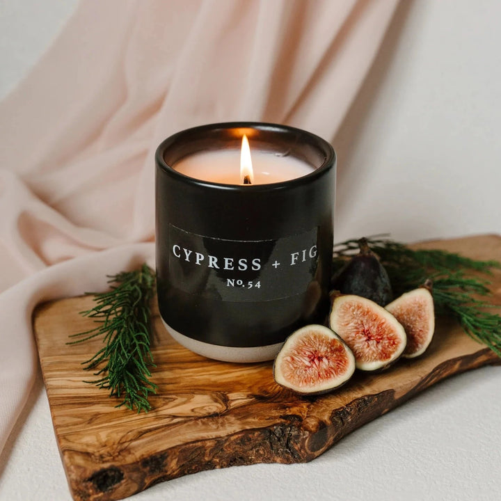Sojawachskerze "Cypress and Fig Soy" im schwarzen Steingutglas