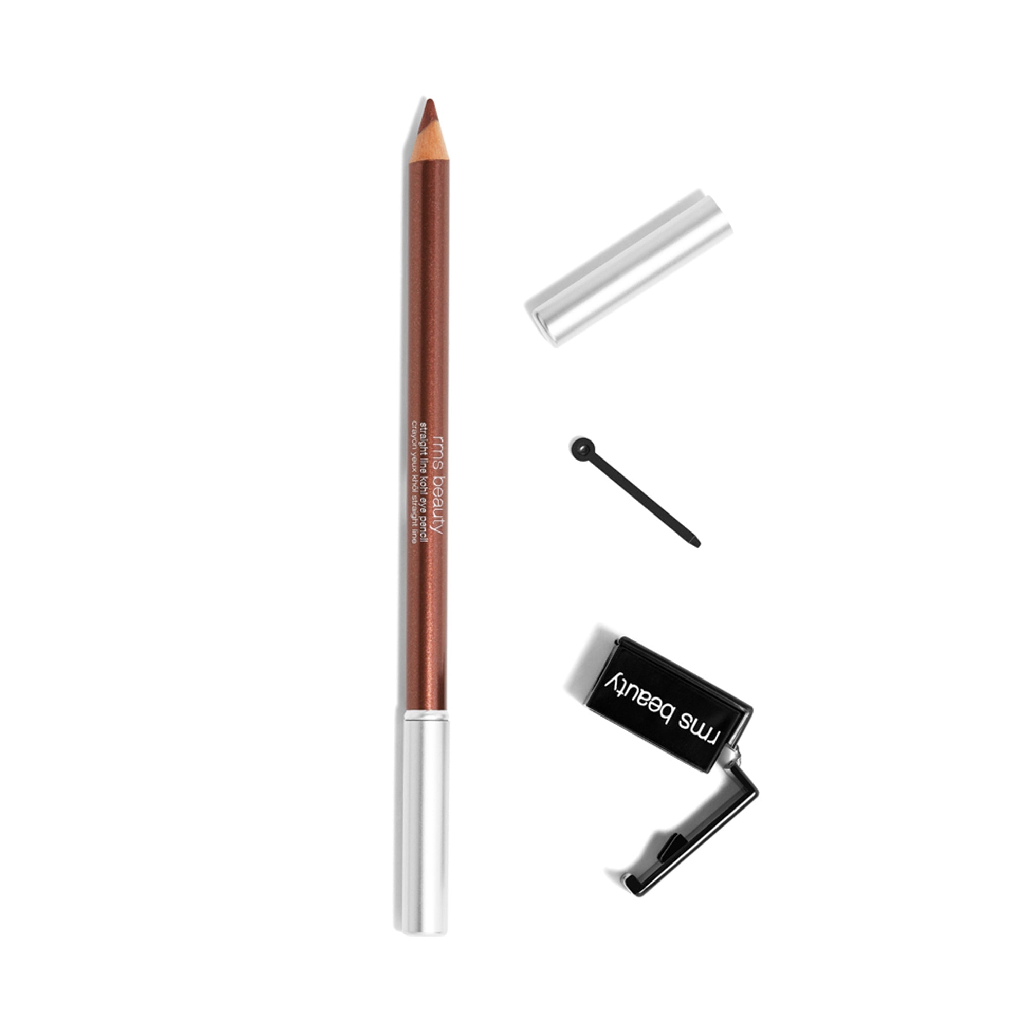 Offener Straight Line Kohl Eye Pencil von RMS liegt neben dem Deckel und Anspitzer auf weißem Untergrund.