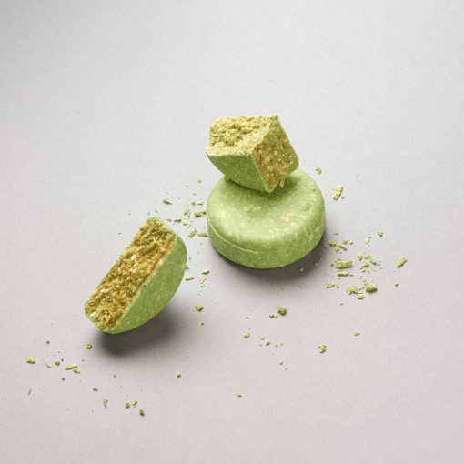 Abhati Suisse Surya festes Shampoostück liegt zerbrochen auf hellem Untergrund.