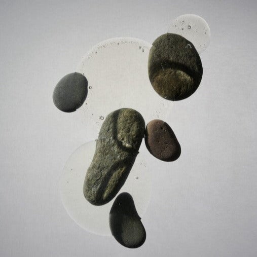 Steine aus der Vogelperspektive vor hellem Untergrund.