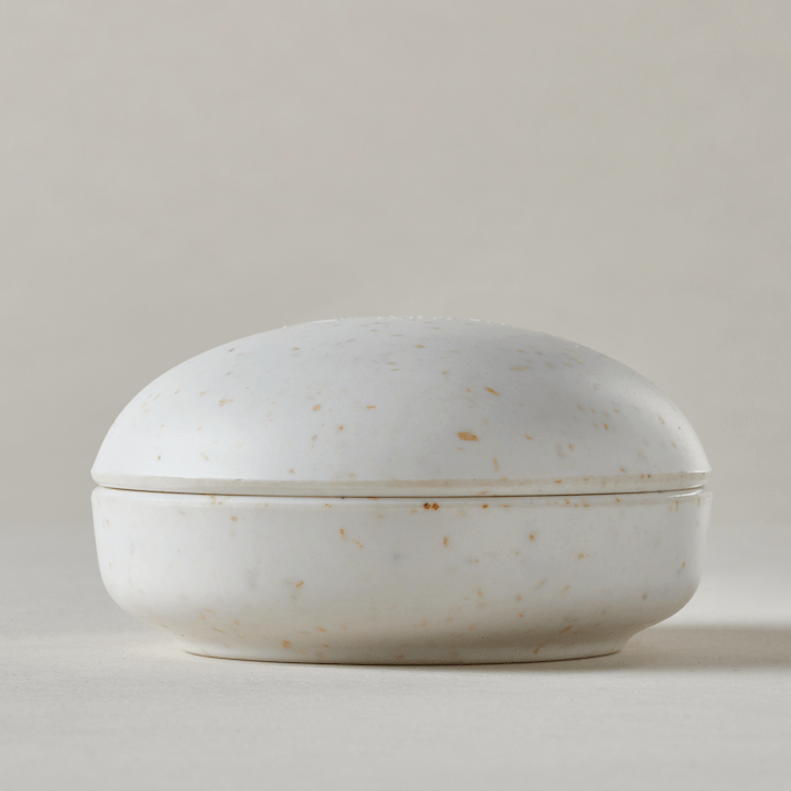 The Pebble Behälter von Abhati Suisse von der Seite vor hellem Hintergrund.