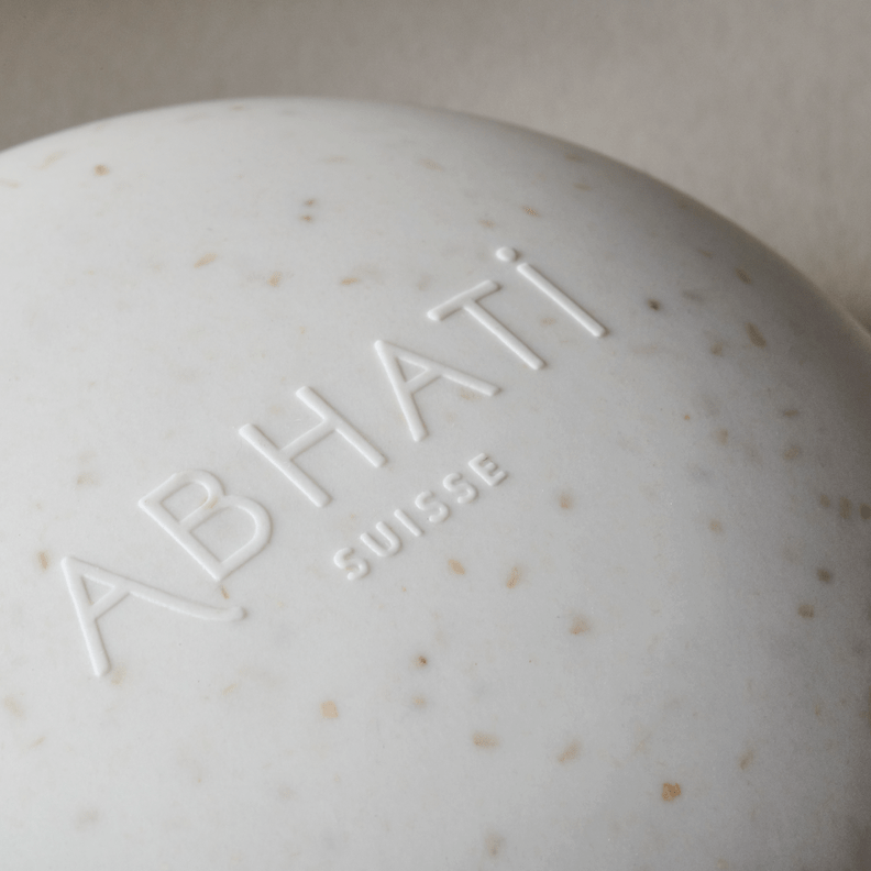 Nahaufnahme des The Pebble Behälters von Abhati Suisse.