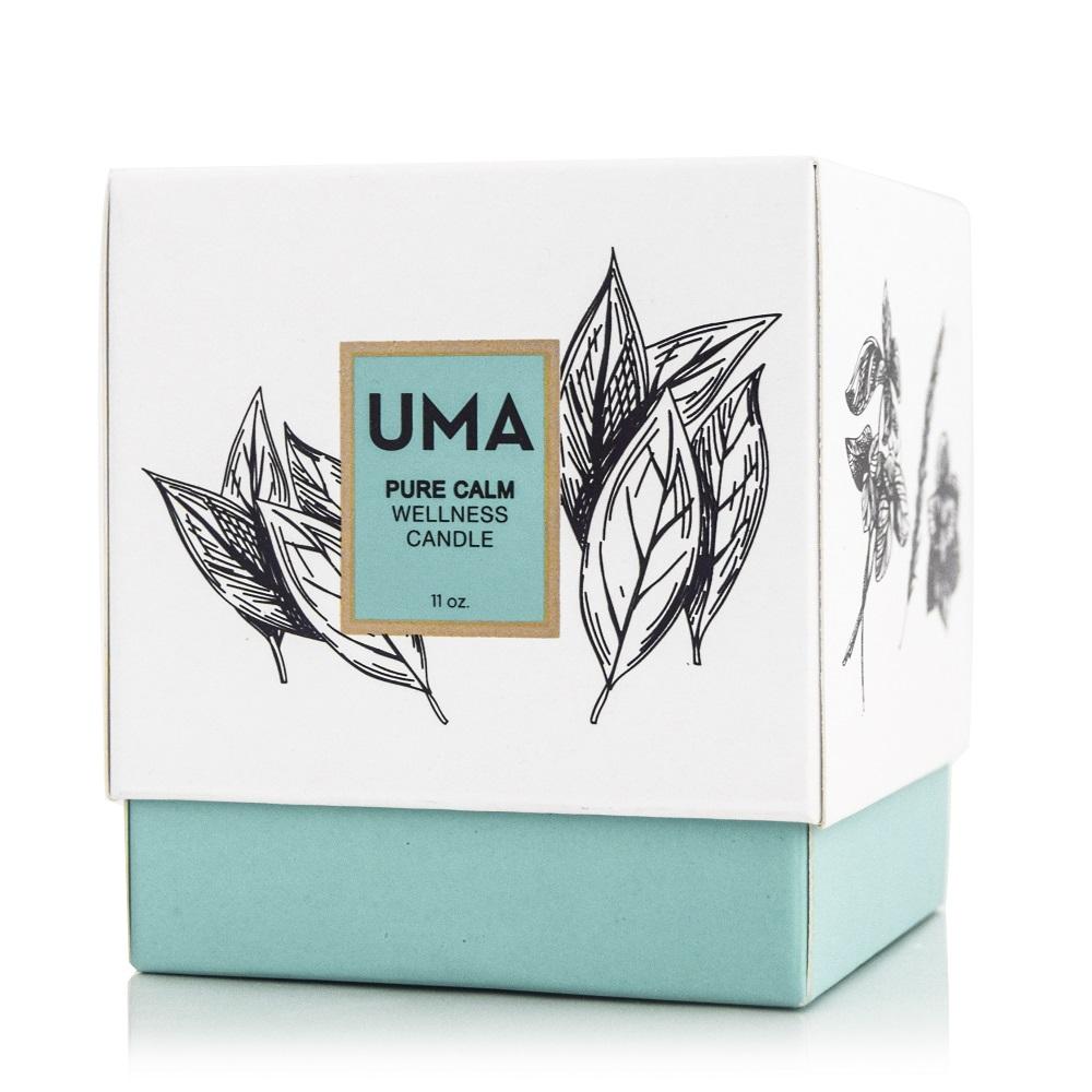 Verpackung der UMA Pure Calm Wellness Candle steht vor weißem Hintergrund. North Glow