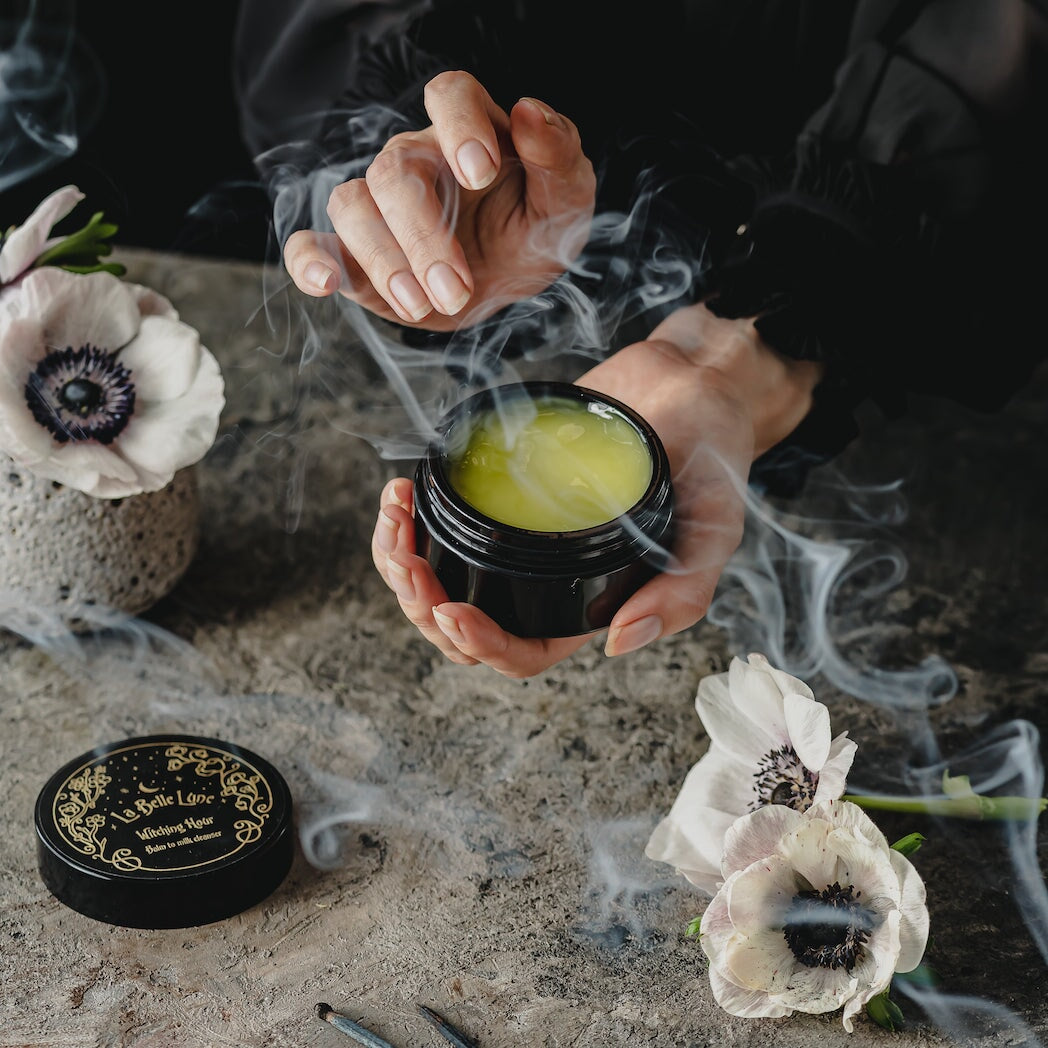 Witching Hour Cleanser von La Belle Lune – eleganter Tiegel, stilvoll in Szene gesetzt