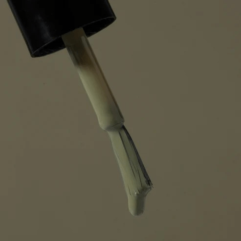 Pinsel mit khaki-grünem Nagellack von Karolin Van Loon – Farbton Argile des Marais  North Glow