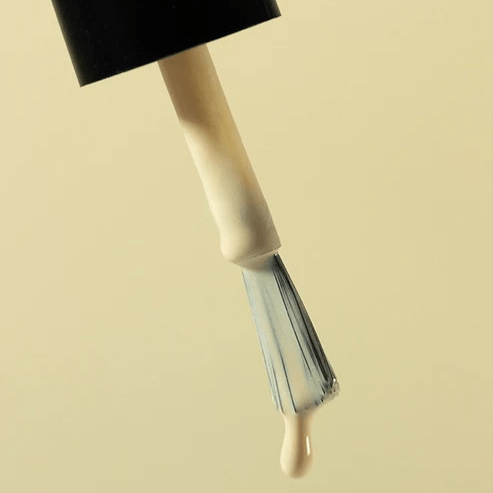 Pinsel mit tropfendem, hellen, gelben Nagellack von Karolin Van Loon – Farbton 
 North Glow