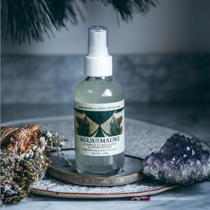 Anima Mundis Agua De La Madre elegantes Aromaspray mit nachhaltigen Inhaltsstoffen.