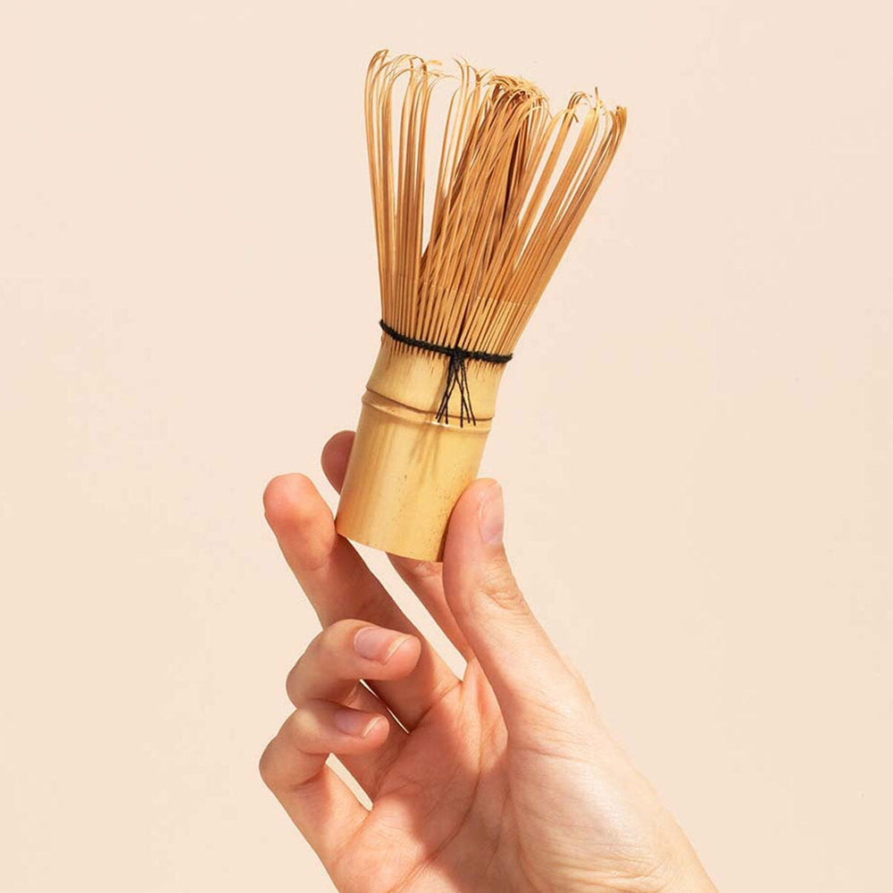 Fein gearbeiteter Bambusbesen von MATCHA & CO für cremigen Matcha-Schaum