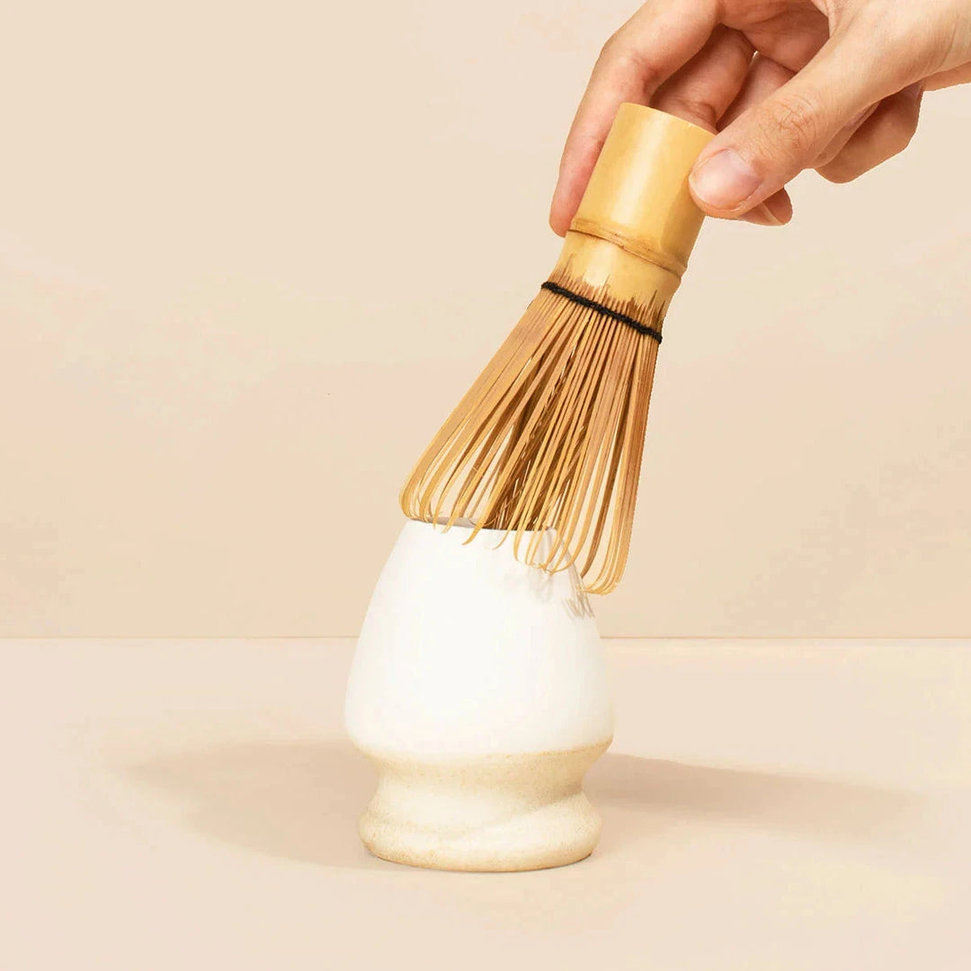 Bambusbesen von MATCHA & CO mit Halter für die Matcha-Zubereitung North Glow