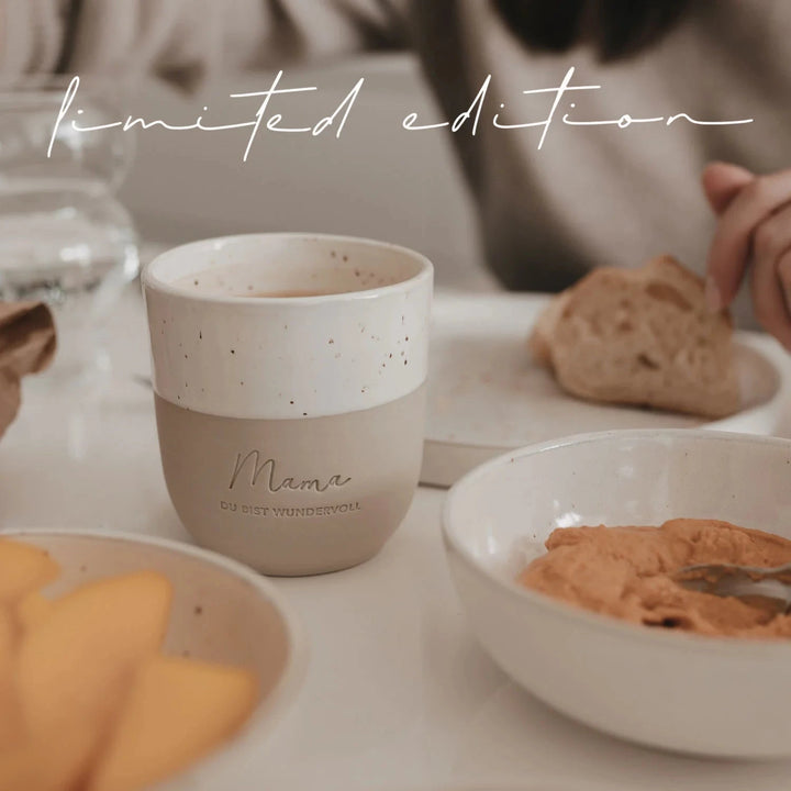 Becher "Mama du bist wundervoll" von Eulenschnitt steht auf einem Tisch