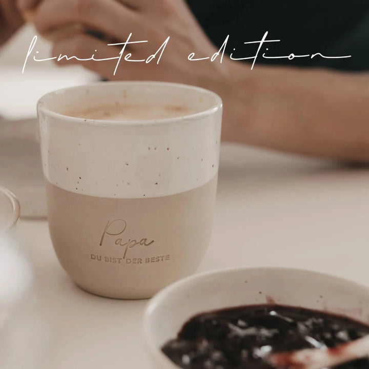 Becher "Papa du bist der Beste" von Eulenschnitt auf einem Tisch.