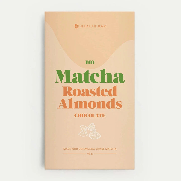 Bio Matcha Roasted Almonds Chocolate, Verpackung vor weißem Hintergrund.