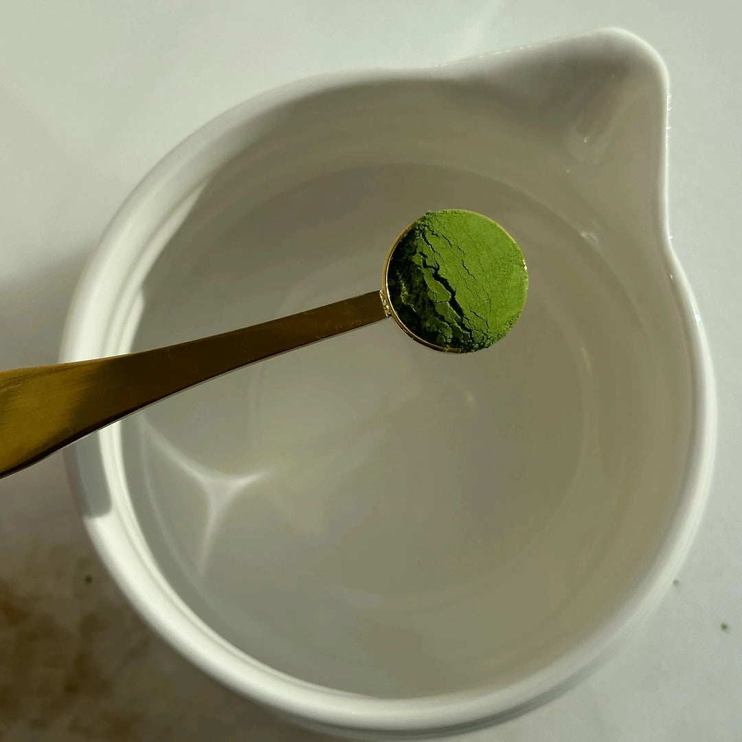Matcha-Bowl mit Löffel und grünem Matcha-Pulver. North Glow