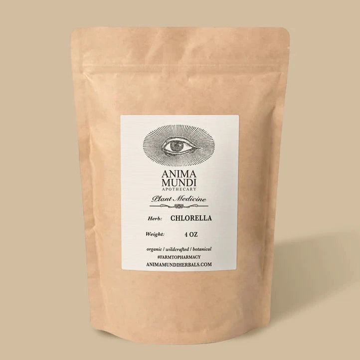 Packung Chlorella von Anima Mundi, stehend vor beigem Hintergrund.