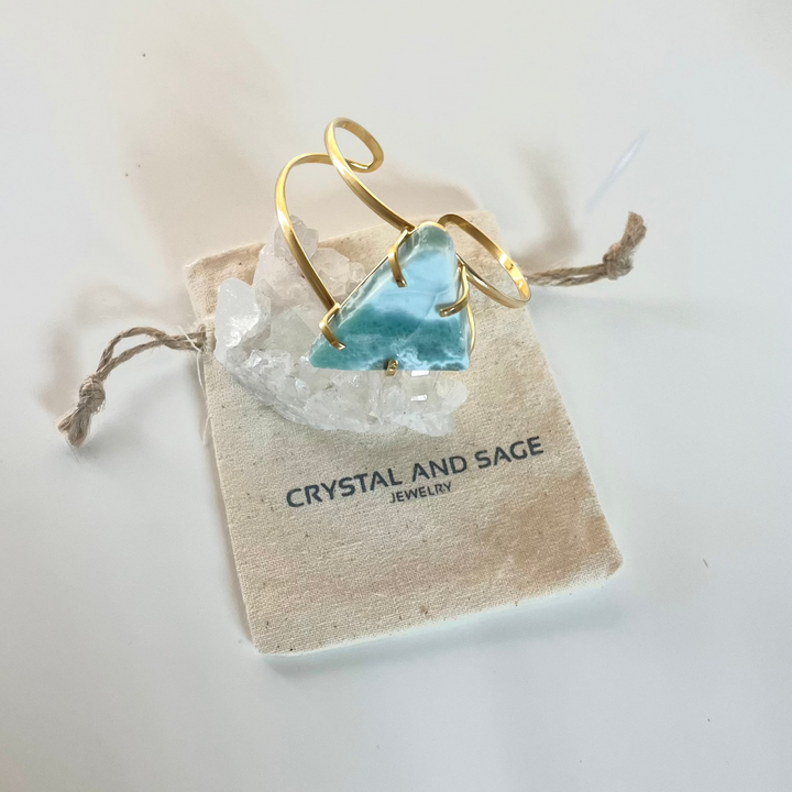 CRYSTAL AND SAGE Jewelry -  Larimar Armreif, vergoldet