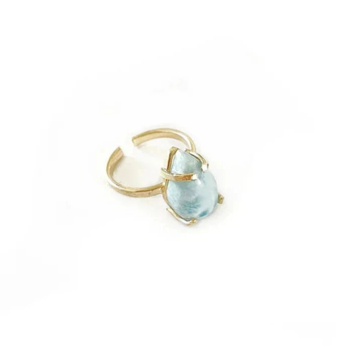 Larimar Ring von Crystal and Sage vor weißem Hintergrund.