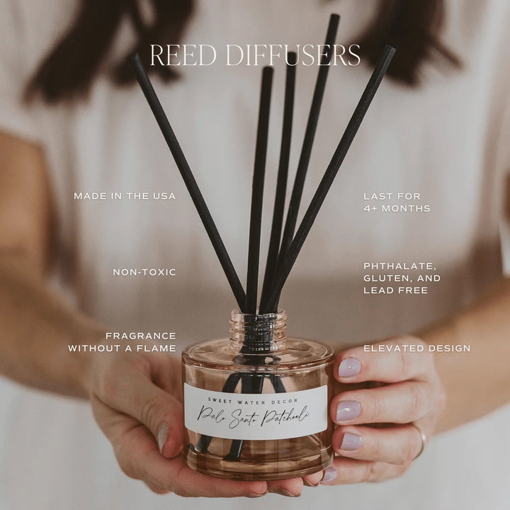 2 Hände halten einen Diffuser Palo Santo Patouchli Tinted Glass Jar mit Duftstäbchen, drumherum sind Informationen als Text geschrieben.
