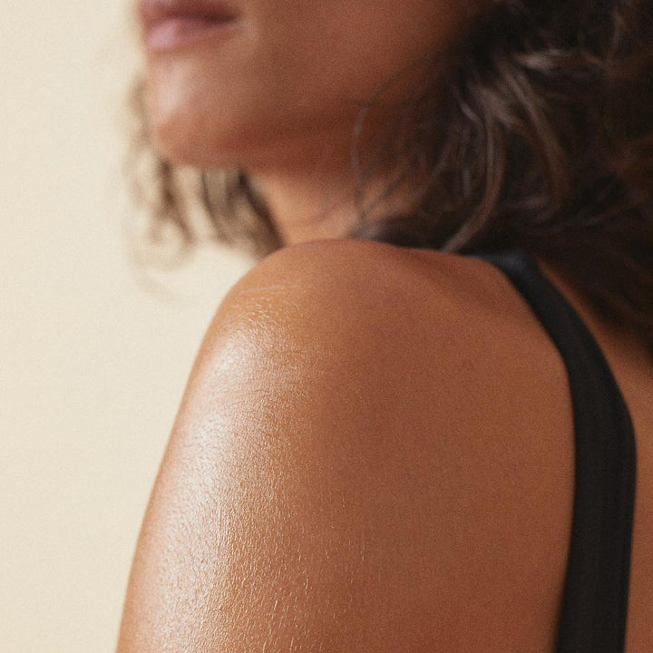 Haut mit seidigem Glow nach der Anwendung des Golden Glow Body Oils.
