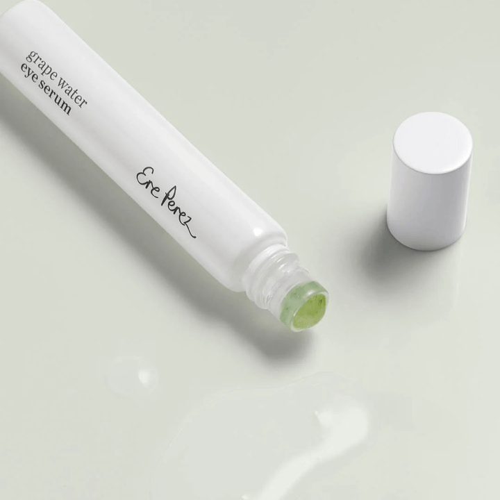 Nahaufnahme des kühlenden Jade-Roller-Applikators des Ere Perez Grape Water Eye Serums mit Textur