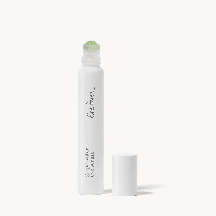 Grape Water Eye Serum von Ere Perez mit kühlendem Jade-Roller-Applikator in 8 ml Glasflakon
