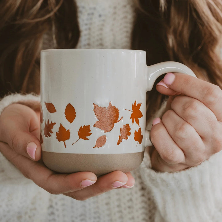 Herbsttasse mit roten Blättern von SWEET WATER DECOR