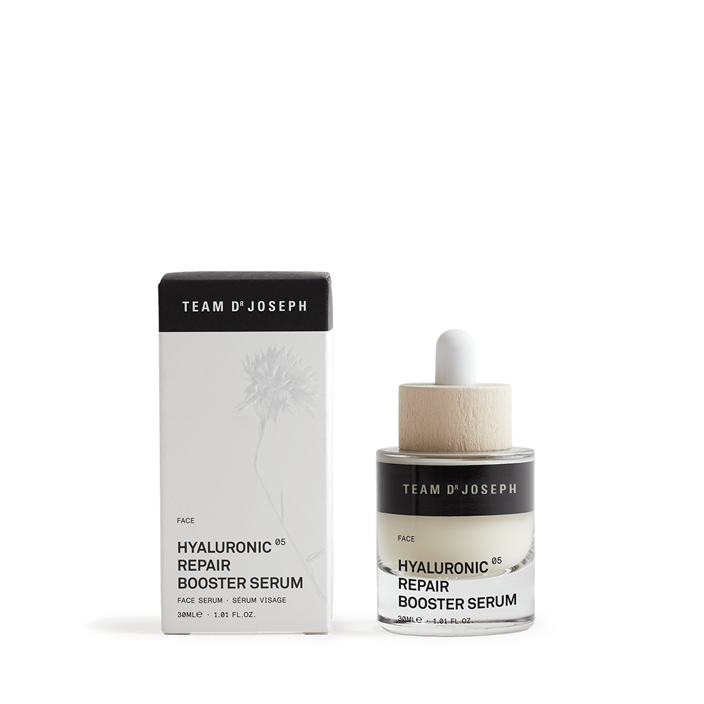 Flasche  und Verpackung des Hyaluronic Repair Booster Serum von TEAM DR JOSEPH mit Pipette, auf weißem Hintergrund