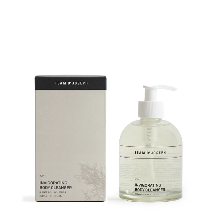 TEAM DR JOSEPH Invigorating Body Cleanser – revitalisierendes Duschgel im eleganten Spenderdesign.